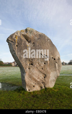 Primo piano della pietra neolitica a Avebury durante una mattinata d'inverno gelida, Wiltshire, Inghilterra, Regno Unito Foto Stock