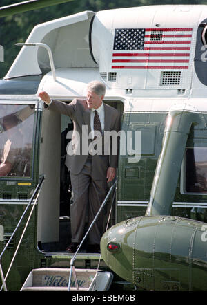 Il Presidente degli Stati Uniti Bill Clinton onde come egli vive Marine un elicottero come egli parta per la Conferenza dei Governatori nel Vermont sulla South Lawn della Casa Bianca Luglio 31, 1995 a Washington, DC. Foto Stock