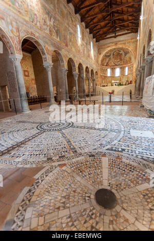 Affresco navata dell'interno dell'Abbazia di Pomposa Foto Stock