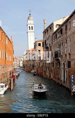 Venezia Italy Castello canal con barca di polizia Foto Stock