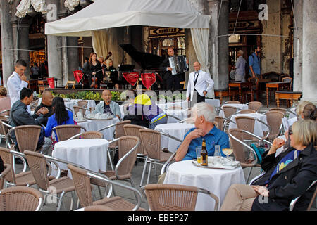 Venezia San Marco famoso Caffè Florian sulla Piazza Foto Stock