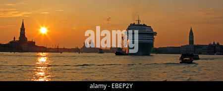 Venezia Italia grande nave da crociera Costa Fascinosa lasciando la laguna di Venezia al tramonto Foto Stock