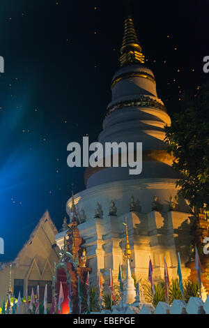 Vista del Loy Krathong processione in Chiang Mai Thailandia del Nord Foto Stock