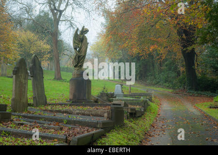 Moody pomeriggio autunnale a Brighton Borough cimitero, East Sussex, Inghilterra. Foto Stock