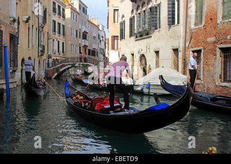 Venezia in Italia molte gondole in un piccolo canale