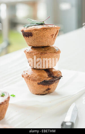 Torre di tre mini pasticci di carne di maiale. Tradizionalmente la ricetta britannica per l'estate per pic-nic. Foto Stock