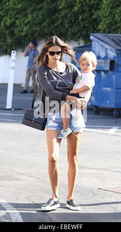 Alessandra Ambrosio fuori e circa con figlio Noè con: Alessandra Ambrosio,Noah Phoenix Ambrosio Mazur dove: Santa Monica, California, Stati Uniti quando: 27 Maggio 2014 Foto Stock