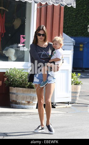 Alessandra Ambrosio fuori e circa con figlio Noè con: Alessandra Ambrosio,Noah Phoenix Ambrosio Mazur dove: Santa Monica, California, Stati Uniti quando: 27 Maggio 2014 Foto Stock