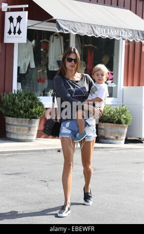 Alessandra Ambrosio fuori e circa con figlio Noè con: Alessandra Ambrosio,Noah Phoenix Ambrosio Mazur dove: Santa Monica, California, Stati Uniti quando: 27 Maggio 2014 Foto Stock