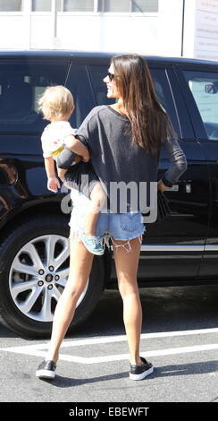 Alessandra Ambrosio fuori e circa con figlio Noè con: Alessandra Ambrosio,Noah Phoenix Ambrosio Mazur dove: Santa Monica, California, Stati Uniti quando: 27 Maggio 2014 Foto Stock