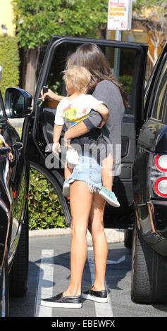 Alessandra Ambrosio fuori e circa con figlio Noè con: Alessandra Ambrosio,Noah Phoenix Ambrosio Mazur dove: Santa Monica, California, Stati Uniti quando: 27 Maggio 2014 Foto Stock