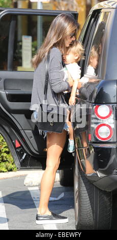 Alessandra Ambrosio fuori e circa con figlio Noè con: Alessandra Ambrosio,Noah Phoenix Ambrosio Mazur dove: Santa Monica, California, Stati Uniti quando: 27 Maggio 2014 Foto Stock