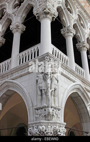 Venezia San Marco statua di Adamo ed Eva sul Palazzo dei Dogi Foto Stock