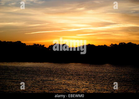 Il tramonto visto da tutta la baia al punto di zavorra Park,Tampa Florida U.S.A. Foto Stock