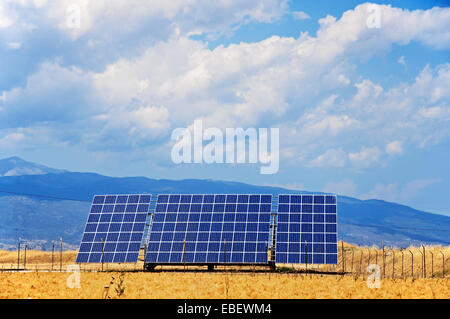 Energia solare modulo in un campo di mais in Tessaglia, Grecia Foto Stock