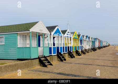 Colorate cabine sulla spiaggia, a Southwold, Suffolk, Inghilterra Foto Stock