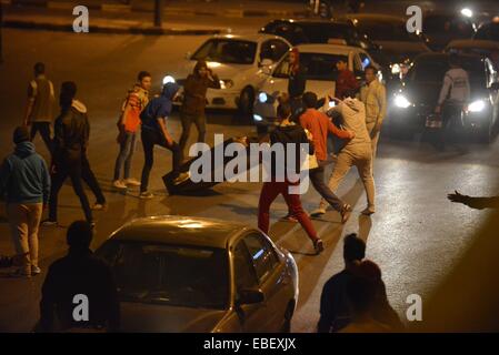 Il Cairo, Egitto. 29 Nov, 2014. Manifestanti raccogliere a livello centrale il Cairo per denunciare che un tribunale ha respinto le tasse di ex Egitto il presidente egiziano Hosni Mubarak sull uccisione di manifestanti nel gennaio 2011, l'Egitto, su nov. 29, 2014. © STR/Xinhua/Alamy Live News Foto Stock