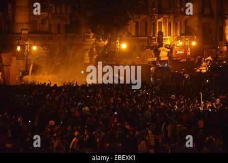 Il Cairo, Egitto. 29 Nov, 2014. Manifestanti raccogliere a livello centrale il Cairo per denunciare che un tribunale ha respinto le tasse di ex Egitto il presidente egiziano Hosni Mubarak sull uccisione di manifestanti nel gennaio 2011, l'Egitto, su nov. 29, 2014. © STR/Xinhua/Alamy Live News Foto Stock