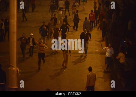 Il Cairo, Egitto. 29 Nov, 2014. Alcuni manifestanti corrono lontano dalla polizia dispersione al centro de Il Cairo dove una dimostrazione è tenuto a denunciare che un tribunale ha respinto le tasse di ex Egitto il presidente egiziano Hosni Mubarak sull uccisione di manifestanti nel gennaio 2011, l'Egitto, su nov. 29, 2014. © STR/Xinhua/Alamy Live News Foto Stock