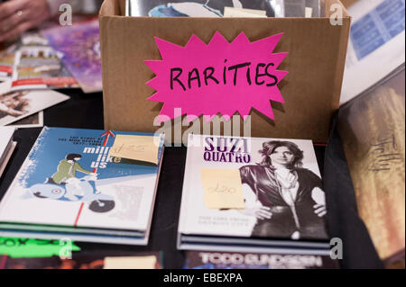 Londra, Regno Unito. Il 29 Novembre, 2014. Vinile rari cofanetti, come uno da anni settanta rocker, Suzi Quatro, in vendita per gli amanti della musica di vinile di Old Spitalfields Market come venditori di dischi in vinile impostare shop all'etichetta indipendente sul mercato. Credito: Stephen Chung/Alamy Live News Foto Stock