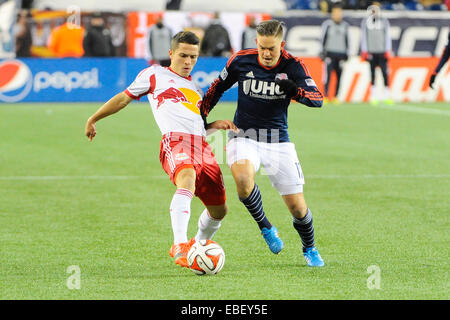 Foxborough, Massachusetts, STATI UNITI D'AMERICA. 29 Nov, 2014. New York Red Bulls Connor Lade (16) e il New England Revolution centrocampista Kelyn Rowe (11) in azione di gioco durante la MLS Eastern Conference Championship match tra il New York Red Bulls e il New England Revolution tenutasi a Gillette Stadium di Foxborough Massachusetts. La rivoluzione ha sconfitto il Red Bulls di prendere il congresso orientale campionato. Credito: Cal Sport Media/Alamy Live News Foto Stock