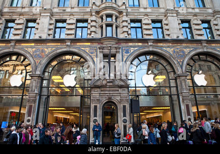 LONDON, Regno Unito - 29 NOVEMBRE 2014: folle di acquirenti flood passato l'Apple store su Regent Street a Londra, il 29 novembre 2014 Foto Stock