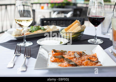 La zucca ravioli con pasta al vino sul patio Foto Stock