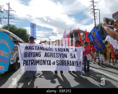 Manila, Filippine. 30rd Novembre, 2014. Sul 151st anniversario di nascita di Andres Bonifacio, Filippine " classe operaia ed eroe rivoluzionario, diversi gruppi militanti e dei lavoratori si sono stretti per le strade di Manila e convergenza di Mendiola Plaza a Manila come forma di celebrazione per l'eredità di Bonifacio. Credito: Sherbien Dacalanio / Alamy Live News Foto Stock