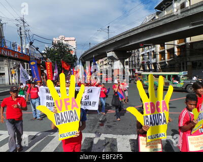 Manila, Filippine. 30rd Novembre, 2014. Sul 151st anniversario di nascita di Andres Bonifacio, Filippine " classe operaia ed eroe rivoluzionario, diversi gruppi militanti e dei lavoratori si sono stretti per le strade di Manila e convergenza di Mendiola Plaza a Manila come forma di celebrazione per l'eredità di Bonifacio. Credito: Sherbien Dacalanio / Alamy Live News Foto Stock