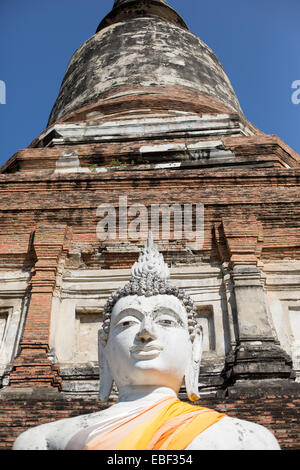 Grande Buddha di pietra sul display di Wat Yai Chai Mongkol, Ayutthaya, Thailandia. Foto Stock