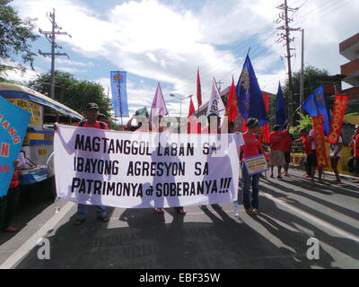 Manila, Filippine. 30rd Novembre, 2014. Sul 151st anniversario di nascita di Andres Bonifacio, Filippine " classe operaia ed eroe rivoluzionario, diversi gruppi militanti e dei lavoratori si sono stretti per le strade di Manila e convergenza di Mendiola Plaza a Manila come forma di celebrazione per l'eredità di Bonifacio. Credito: Sherbien Dacalanio / Alamy Live News Foto Stock