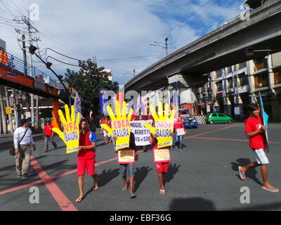 Manila, Filippine. 30rd Novembre, 2014. Sul 151st anniversario di nascita di Andres Bonifacio, Filippine " classe operaia ed eroe rivoluzionario, diversi gruppi militanti e dei lavoratori si sono stretti per le strade di Manila e convergenza di Mendiola Plaza a Manila come forma di celebrazione per l'eredità di Bonifacio. Credito: Sherbien Dacalanio / Alamy Live News Foto Stock