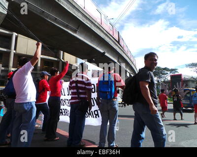 Manila, Filippine. 30rd Novembre, 2014. Sul 151st anniversario di nascita di Andres Bonifacio, Filippine " classe operaia ed eroe rivoluzionario, diversi gruppi militanti e dei lavoratori si sono stretti per le strade di Manila e convergenza di Mendiola Plaza a Manila come forma di celebrazione per l'eredità di Bonifacio. Credito: Sherbien Dacalanio / Alamy Live News Foto Stock