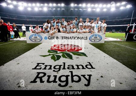 Londra, Regno Unito. 29 Nov, 2014. Inghilterra con il trofeo - QBE Autunno intenzionali - Inghilterra vs Australia - Twickenham Stadium - Londra - 29/11/2014 - Pic Charlie Forgham-Bailey/Sportimage. Credito: csm/Alamy Live News Foto Stock