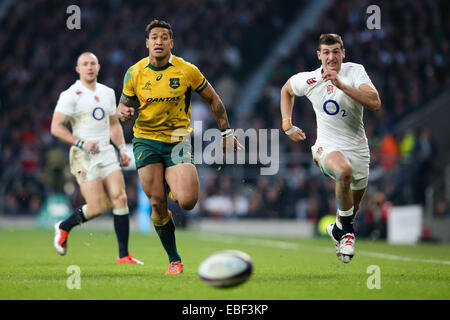 Londra, Regno Unito. 29 Nov, 2014. L'Inghilterra del Jonny Maggio e Australia Israele Folau inseguire una sfera - Autunno QBE intenzionali - Inghilterra vs Australia - Twickenham Stadium - Londra - 29/11/2014 - Pic Charlie Forgham-Bailey/Sportimage. Credito: csm/Alamy Live News Foto Stock