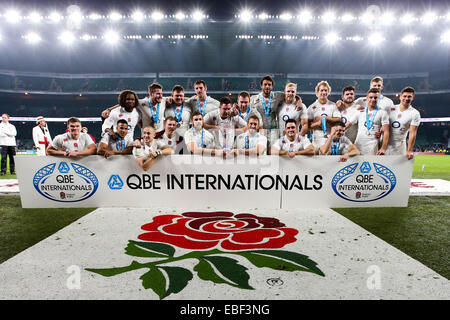 Londra, Regno Unito. 29 Nov, 2014. Inghilterra con il trofeo - QBE Autunno intenzionali - Inghilterra vs Australia - Twickenham Stadium - Londra - 29/11/2014 - Pic Charlie Forgham-Bailey/Sportimage. Credito: csm/Alamy Live News Foto Stock