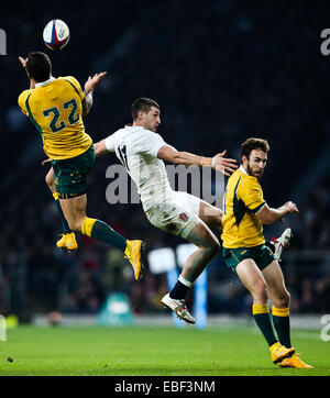 Londra, Regno Unito. 29 Nov, 2014. L'Inghilterra del Jonny Maggio e Australia Quade Cooper go up per la palla - Autunno QBE intenzionali - Inghilterra vs Australia - Twickenham Stadium - Londra - 29/11/2014 - Pic Charlie Forgham-Bailey/Sportimage. Credito: csm/Alamy Live News Foto Stock