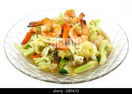 Stir-verdure fritte con gamberi su una piastra. Foto Stock