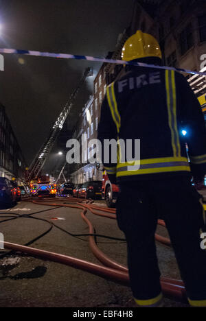 Londra, Regno Unito. 30 Novembre, 2014. Durante la notte il fuoco provoca gravi danni alla casa di Marylebone, London, Regno Unito. Credito: Peter Manning/Alamy Live News Foto Stock