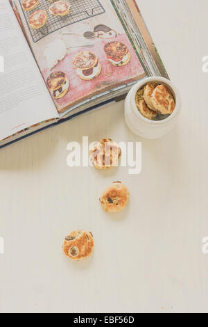 Appena cotto fatto in casa torte gallesi accanto al libro di ricette. Foto Stock