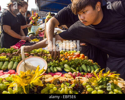 Lopburi, Lopburi, Thailandia. 30 Novembre, 2014. Volontari al Phra Prang Sam Yot preparare il buffet per le scimmie durante la scimmia annuale a buffet party in Lopburi. Lopburi è la capitale della provincia di Lopburi e si trova a circa 180 km da Bangkok. Lopburi è la casa di migliaia di lunga coda di scimmie macaco. Una di dimensioni regolari adulti è 38 a 55cm lungo e la sua coda è tipicamente da 40 a 65cm. Macachi maschio pesare circa da 5 a 9 chili, le femmine pesano approssimativamente da 3 a 6 kg. La scimmia a buffet era iniziato negli anni ottanta da una azienda locale uomo che possedeva un hotel e voleva attirare i visitatori della provincia Foto Stock