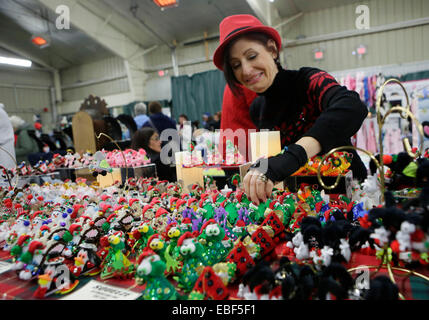 Vancouver, Canada. 29 Nov, 2014. Un fornitore visualizza il suo self made artigianato al Natale fiera artigianale in Richmond, Canada, nov. 29, 2014. Il Natale fiera artigianale vetrine oltre 160 tabelle di artigianato, cotta, sculture, gioielli, dei prodotti tessili e dei giocattoli auto effettuate dai residenti locali. La manifestazione è stata in attesa per più di venti anni ed è diventato una tradizione durante la stagione. © Liang Sen/Xinhua/Alamy Live News Foto Stock