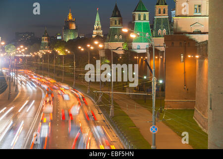 Traffico veicolare sul terrapieno del Cremlino a Mosca, Russia Foto Stock