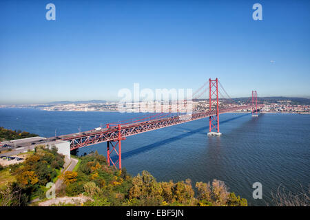 25 de Abril Bridge (Ponte 25 de Abril, 25 aprile) a ponte sul fiume Tago, il collegamento di Almada e Lisbona in Portogallo. Foto Stock