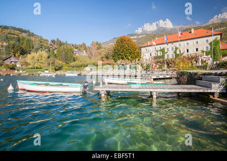 Talloires villaggio sulle rive del lago di Annecy, Haute-Savoie, Rhône-Alpes, in Francia Foto Stock