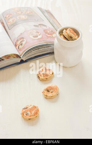 Appena cotto fatto in casa torte gallesi accanto al libro di ricette. Foto Stock