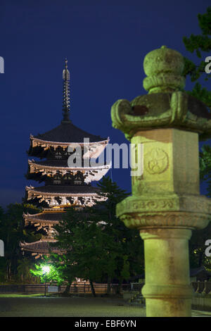 Pagoda al Tempio di Kofuku-ji (Patrimonio Mondiale dell'UNESCO) al tramonto, Nara, Kansai, Giappone Foto Stock