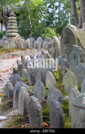 Pietre sacre al tempio Gangoji (Patrimonio Mondiale dell'UNESCO), Nara, Kansai, Giappone Foto Stock