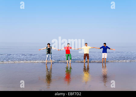 Alcuni amici indiani beach permanente di aria fresca Foto Stock