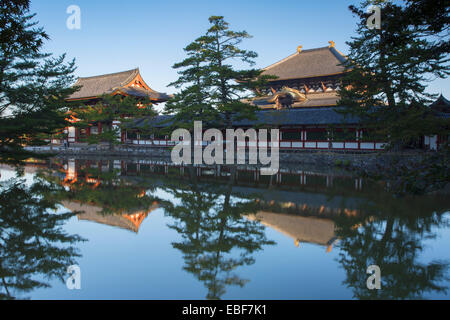 Il Tempio Todaiji (Patrimonio Mondiale dell'UNESCO) all'alba, Nara, Kansai, Giappone Foto Stock